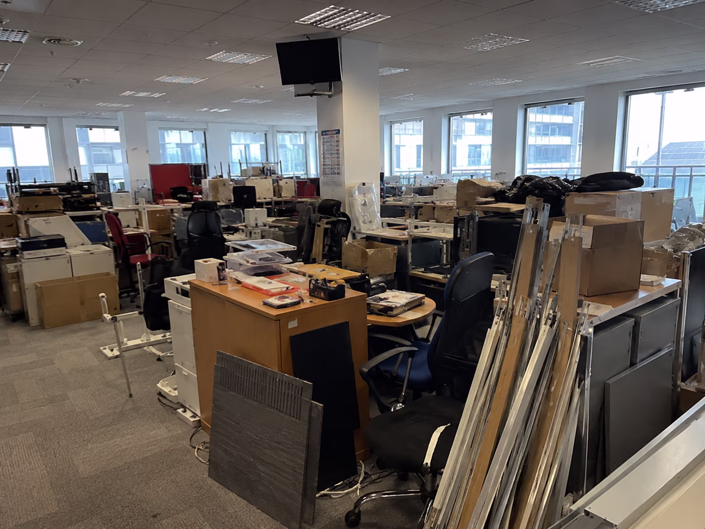Avant — Débarras de bureaux professionnels en Gironde (état initial)