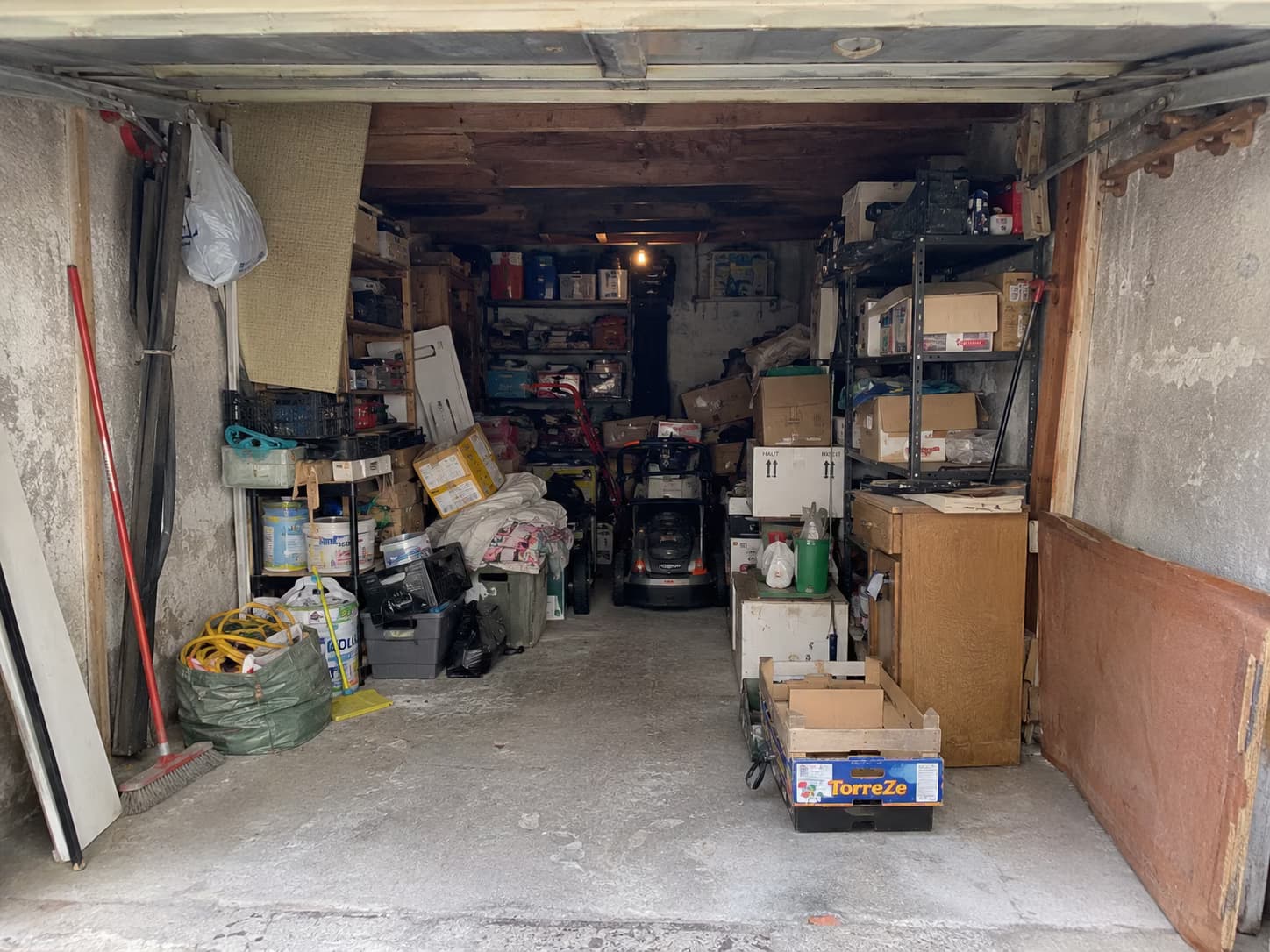 Avant — Désencombrement d'un garage en Gironde (état initial)